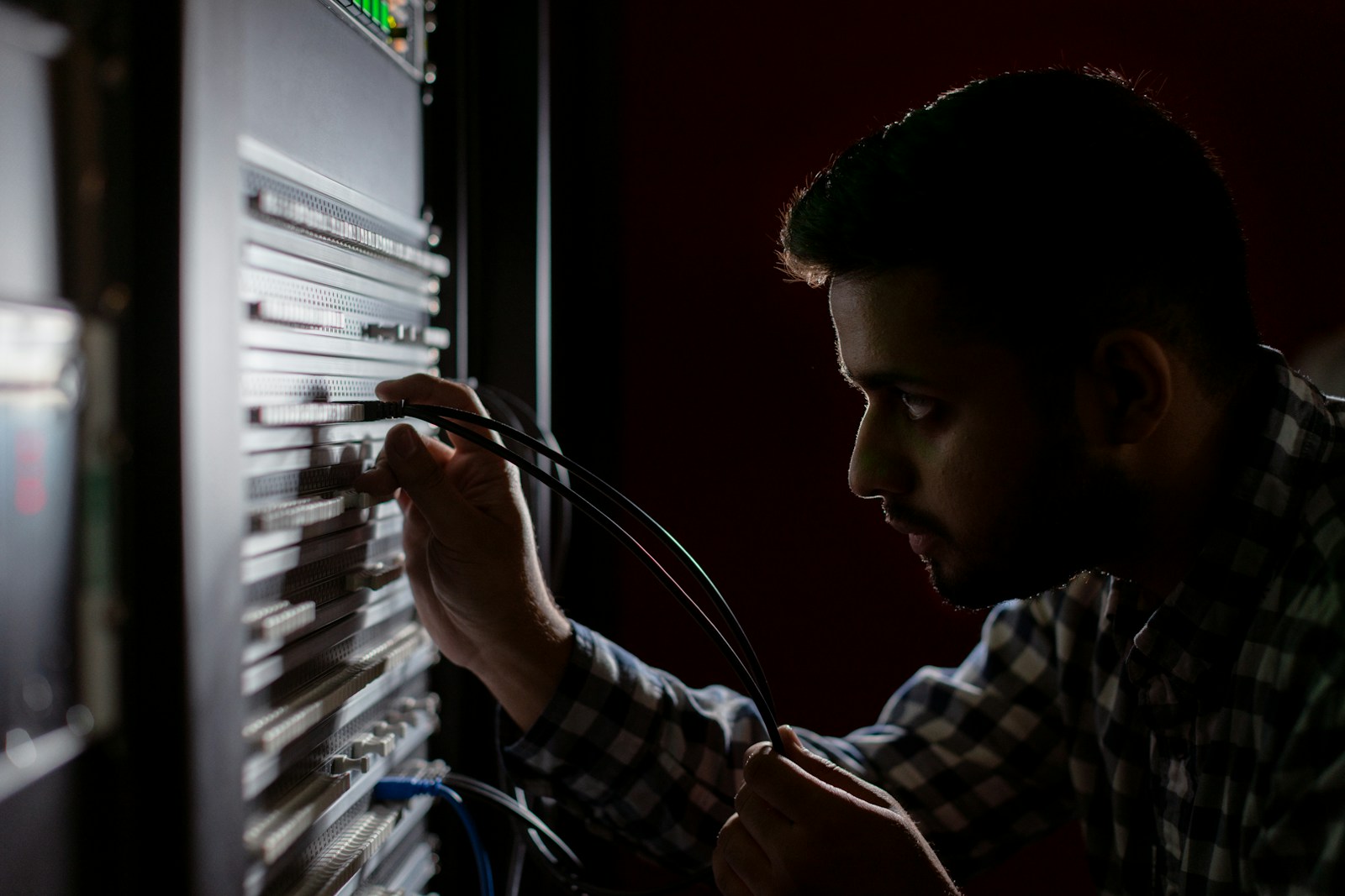 Technicien effectuant une maintenance informatique dans une baie serveur à Paris